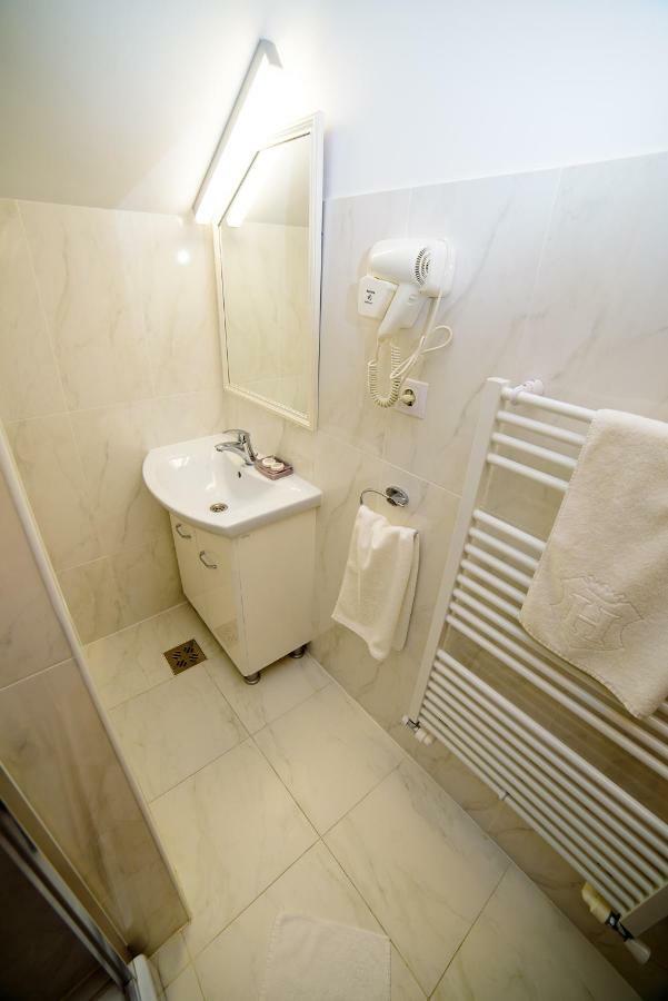 Equinoxe Royal Gazde/Camere de închiriat Reghin